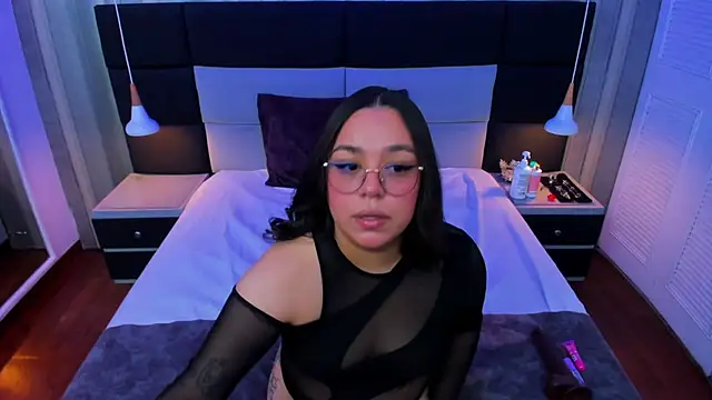 Snapshot of annytovar chatting on 10.11.25 annytovar online show from 10.11.25