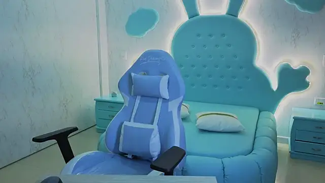 Snapshot of Mia_Cuttee chatting on 10.20.25 Mia Cuttee online show from 10.20.25