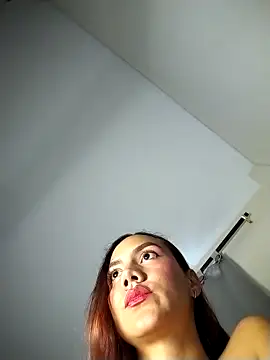 Snapshot of Mia-Reyes chatting on 10.27.25 Mia-Reyes online show from 10.27.25