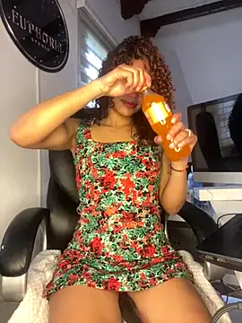 Snapshot of PrettyLia chatting on 10.25.25 PrettyLia online show from 10.25.25