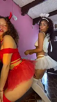 Snapshot of PrettyLia chatting on 10.29.25 PrettyLia online show from 10.29.25