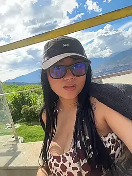 Snapshot of amberhoney02 chatting on 11.02.25 amberhoney02 online show from 11.02.25