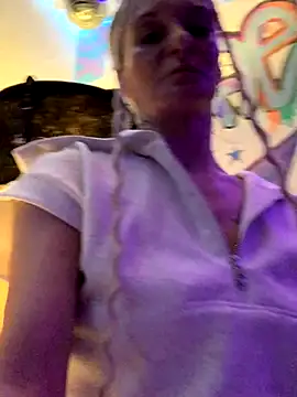 Snapshot of blondebarbiebae chatting on 10.07.25 blondebarbiebae online show from 10.07.25