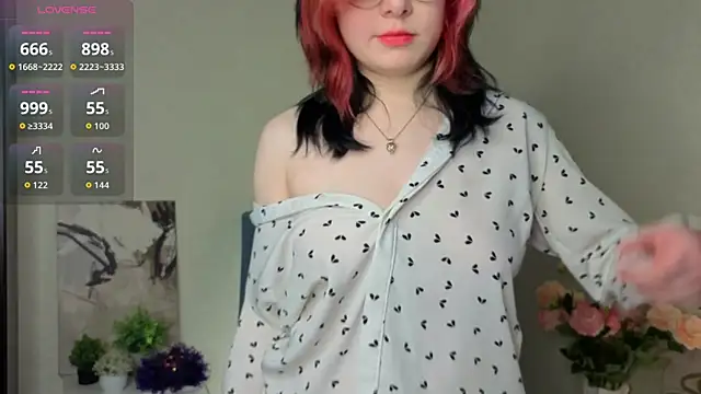 Snapshot of NyamNyamNyammm chatting on 11.04.25 NyamNyamNyammm online show from 11.04.25