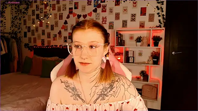 Snapshot of Ayla_Hicks chatting on 09.29.25 Ayla Hicks online show from 09.29.25