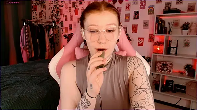 Snapshot of Ayla_Hicks chatting on 10.12.25 Ayla Hicks online show from 10.12.25