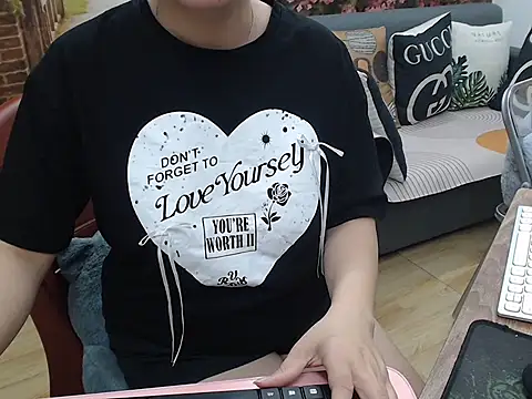 Snapshot of Lilya_39 chatting on 10.29.25 Lilya 39 online show from 10.29.25