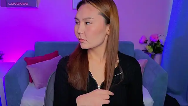 Snapshot of NelliBloomm chatting on 09.30.25 NelliBloomm online show from 09.30.25