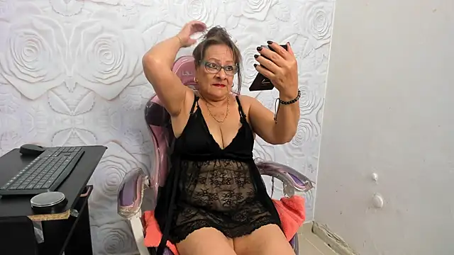 Snapshot of HotNana4U chatting on 09.30.25 HotNana4U online show from 09.30.25