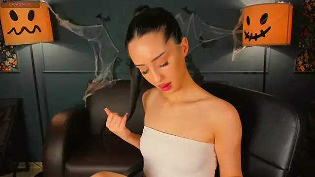 Snapshot of LisaFoxie chatting on 10.28.25 LisaFoxie online show from 10.28.25