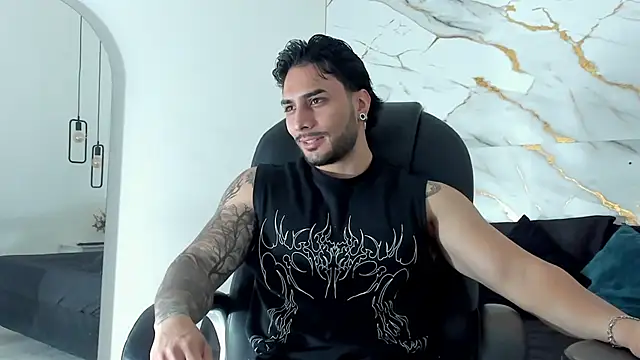 Snapshot of Miike_Stone1 chatting on 10.29.25 Miike Stone1 online show from 10.29.25