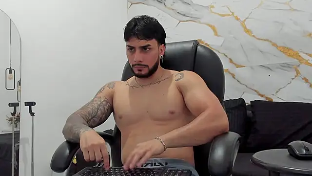 Snapshot of Miike_Stone1 chatting on 11.17.25 Miike Stone1 online show from 11.17.25