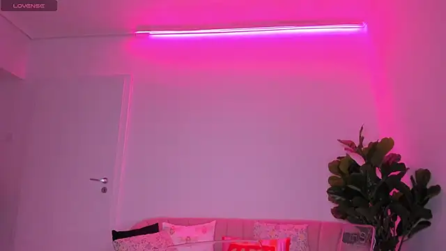 Snapshot of TiaBelle chatting on 10.04.25 TiaBelle online show from 10.04.25