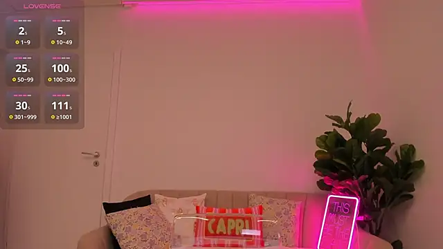 Snapshot of TiaBelle chatting on 10.06.25 TiaBelle online show from 10.06.25