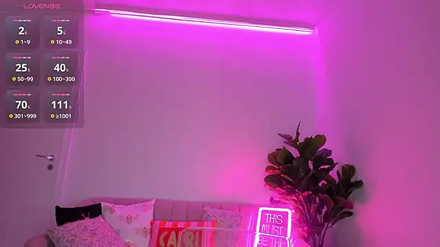 Snapshot of TiaBelle chatting on 10.11.25 TiaBelle online show from 10.11.25