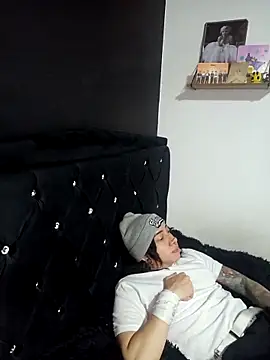 Snapshot of Iluromi chatting on 10.28.25 Iluromi online show from 10.28.25