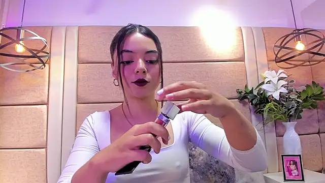 Snapshot of AriaBelles chatting on 10.10.25 AriaBelles online show from 10.10.25