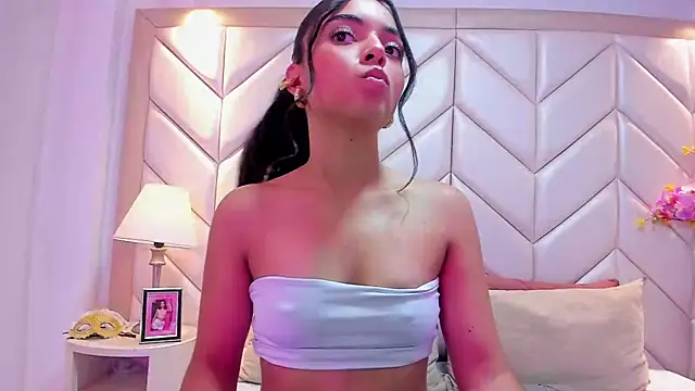 Snapshot of AriaBelles chatting on 10.21.25 AriaBelles online show from 10.21.25