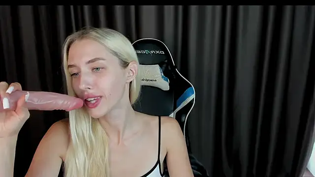 Snapshot of baby_xoxo chatting on 09.30.25 baby xoxo online show from 09.30.25