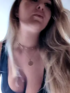 Snapshot of BarbieDolly_x chatting on 11.03.25 BarbieDolly x online show from 11.03.25