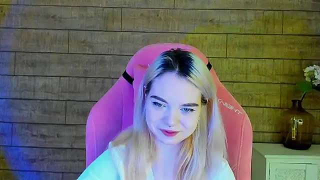Snapshot of AnnaDelon chatting on 10.15.25 AnnaDelon online show from 10.15.25
