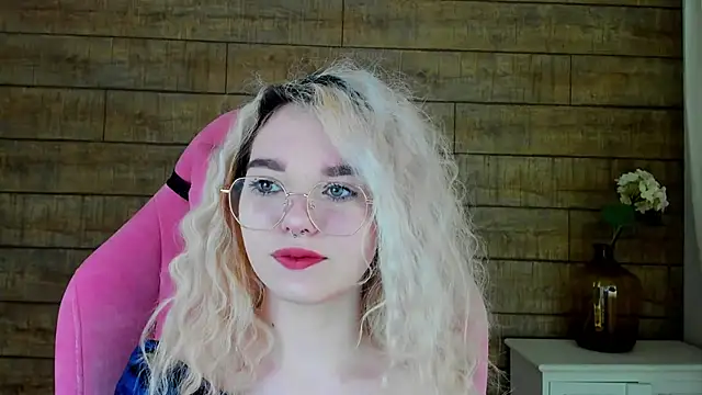 Snapshot of AnnaDelon chatting on 10.17.25 AnnaDelon online show from 10.17.25