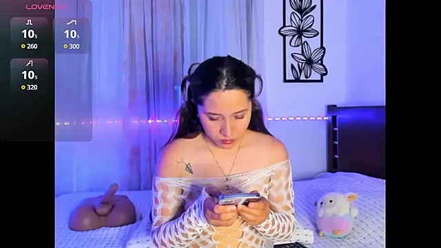 Snapshot of SofyCastillo2 chatting on 10.27.25 SofyCastillo2 online show from 10.27.25