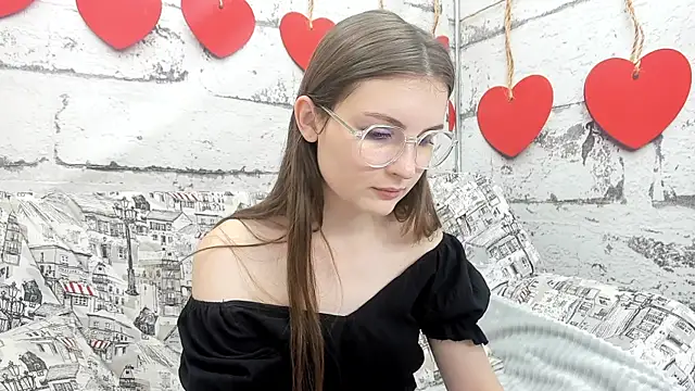 Shyly Lisa online show from 10.18.25