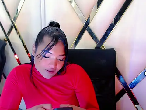 Snapshot of AuroraRoss chatting on 10.18.25 AuroraRoss online show from 10.18.25