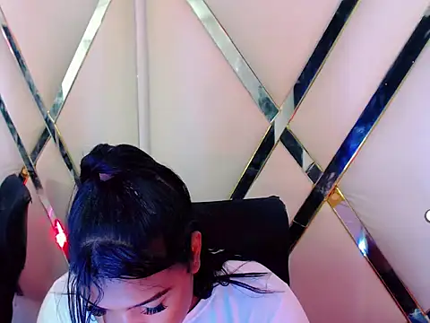 Snapshot of AuroraRoss chatting on 10.20.25 AuroraRoss online show from 10.20.25