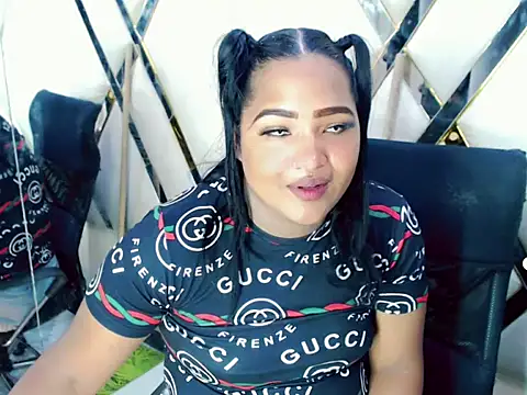 Snapshot of AuroraRoss chatting on 10.23.25 AuroraRoss online show from 10.23.25