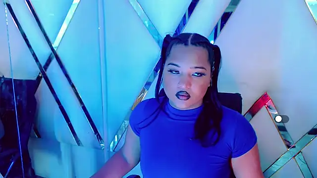 Snapshot of AuroraRoss chatting on 10.24.25 AuroraRoss online show from 10.24.25