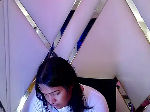 Snapshot of AuroraRoss chatting on 10.27.25 AuroraRoss online show from 10.27.25