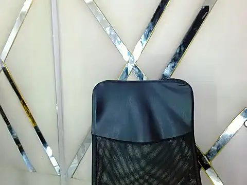 Snapshot of AuroraRoss chatting on 10.30.25 AuroraRoss online show from 10.30.25