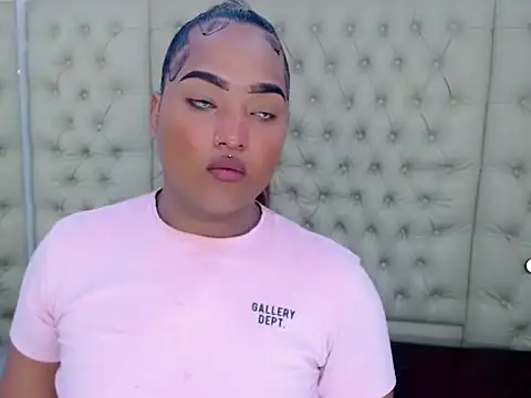 Snapshot of AuroraRoss chatting on 11.02.25 AuroraRoss online show from 11.02.25