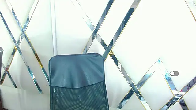 Snapshot of AuroraRoss chatting on 11.06.25 AuroraRoss online show from 11.06.25