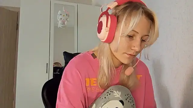 KandaceMassanelli online show from 10.11.25