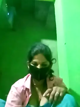 Snapshot of Cuty_nensi chatting on 10.28.25 Cuty nensi online show from 10.28.25