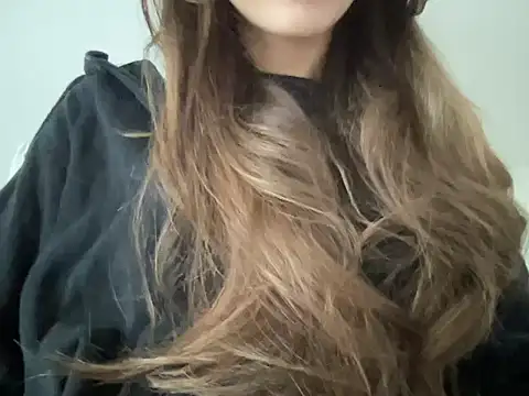 Snapshot of kisssangel chatting on 10.24.25 kisssangel online show from 10.24.25