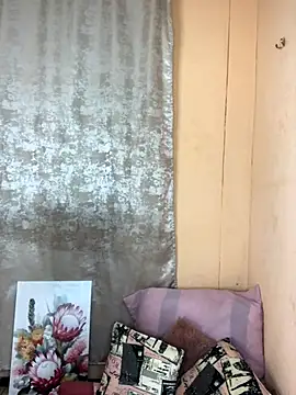 Snapshot of Caramel102004 chatting on 10.01.25 Caramel102004 online show from 10.01.25