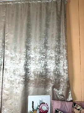 Snapshot of Caramel102004 chatting on 10.09.25 Caramel102004 online show from 10.09.25