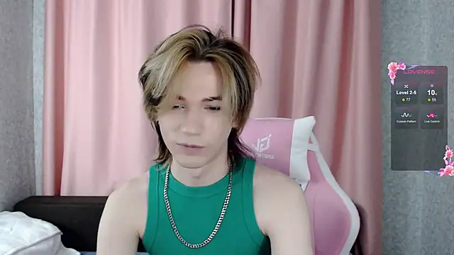Snapshot of evan_reinhart chatting on 10.12.25 evan reinhart online show from 10.12.25