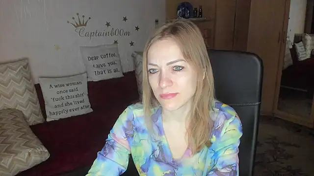 Snapshot of Tiffany_Bates chatting on 10.26.25 Tiffany Bates online show from 10.26.25
