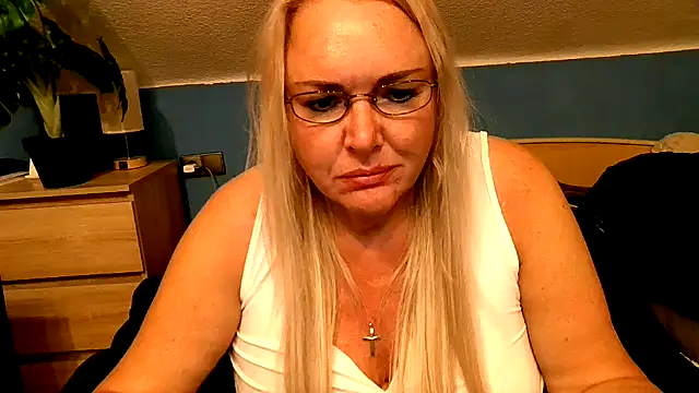 Snapshot of Sandy-Summer chatting on 09.29.25 Sandy-Summer online show from 09.29.25