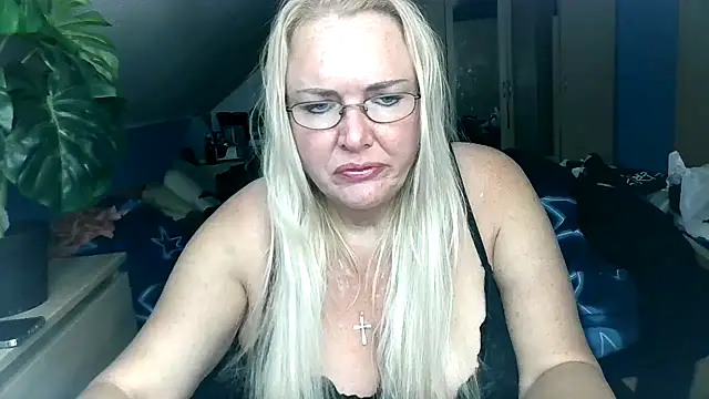 Snapshot of Sandy-Summer chatting on 10.20.25 Sandy-Summer online show from 10.20.25