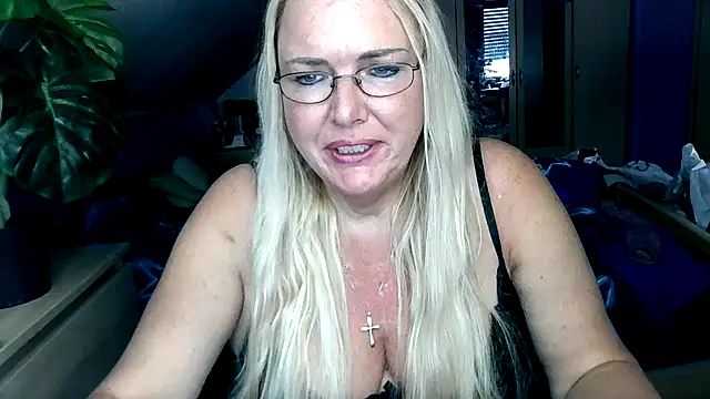 Snapshot of Sandy-Summer chatting on 10.21.25 Sandy-Summer online show from 10.21.25