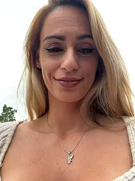 Snapshot of ericafontesx chatting on 10.23.25 ericafontesx online show from 10.23.25