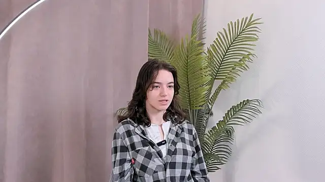 Snapshot of TarahCayne chatting on 09.25.25 TarahCayne online show from 09.25.25