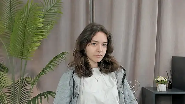 Snapshot of TarahCayne chatting on 09.29.25 TarahCayne online show from 09.29.25