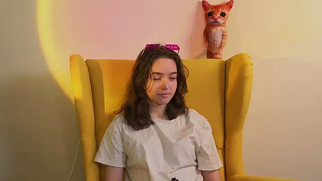 Snapshot of TarahCayne chatting on 10.04.25 TarahCayne online show from 10.04.25